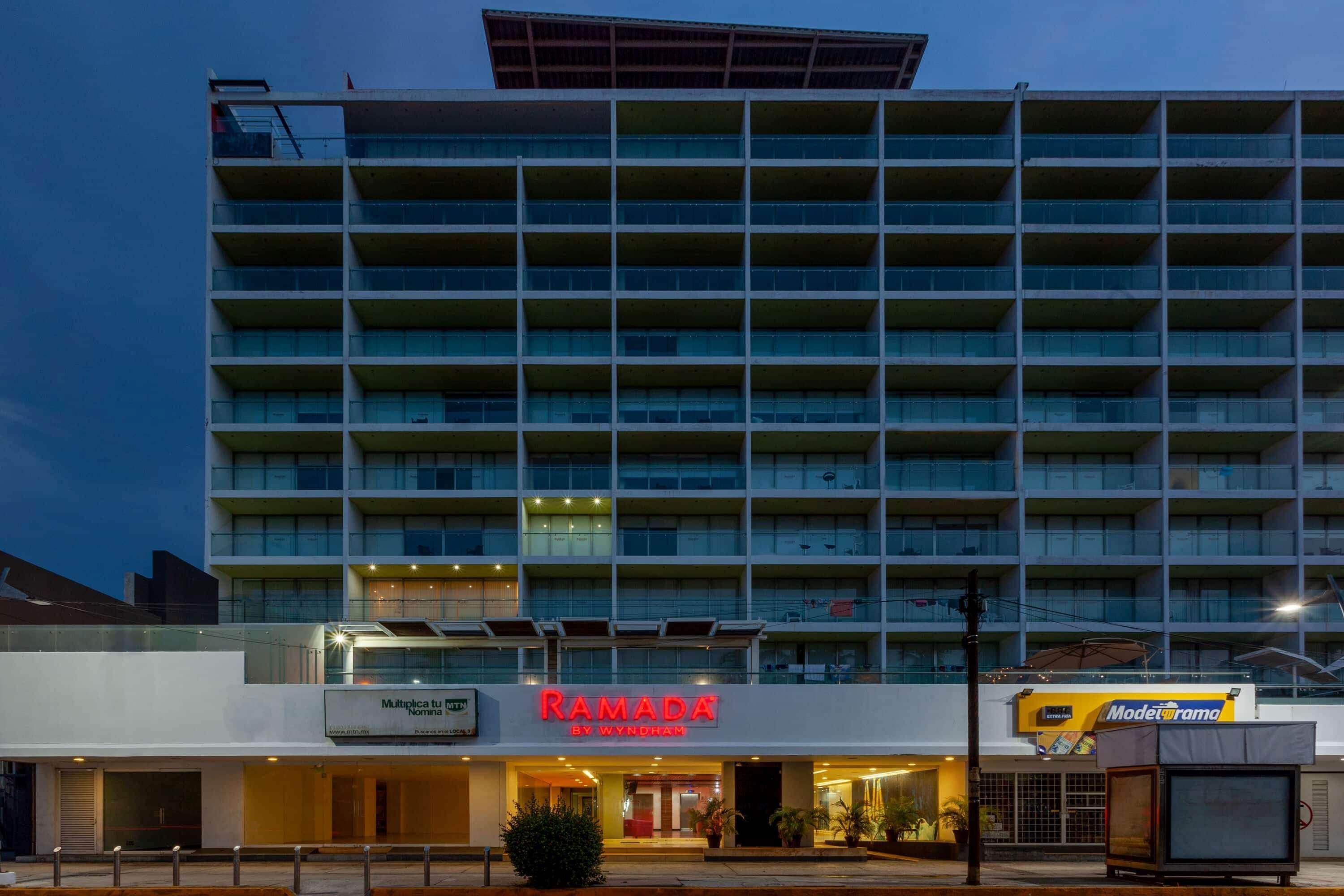 Ramada By Wyndham Acapulco Hotel & Suites Buitenkant foto