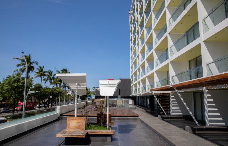 Ramada By Wyndham Acapulco Hotel & Suites Buitenkant foto